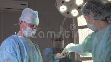 护士在手术期间交出医疗器械